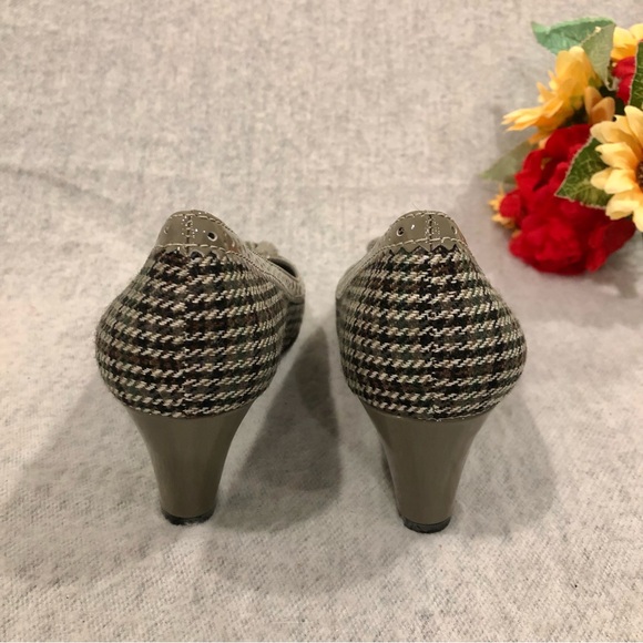 NWOT - Plaid Houndstooth Tweed Heeled Pumps with Gray Patent Trim & Tassel - Picture 12 of 16